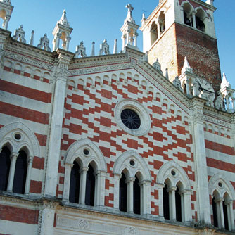 Zimella (Vr), Particolare della facciata della chiesa parrocchiale.